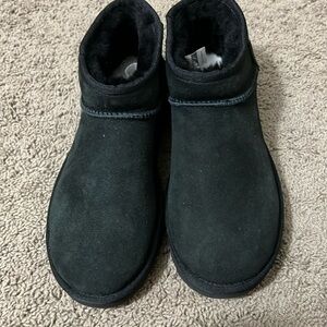 UGG  •  Classic Ultra Mini Ankle Boot Size 9